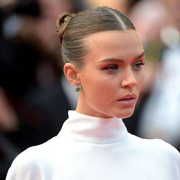 Josephine Skriver con moño clean look