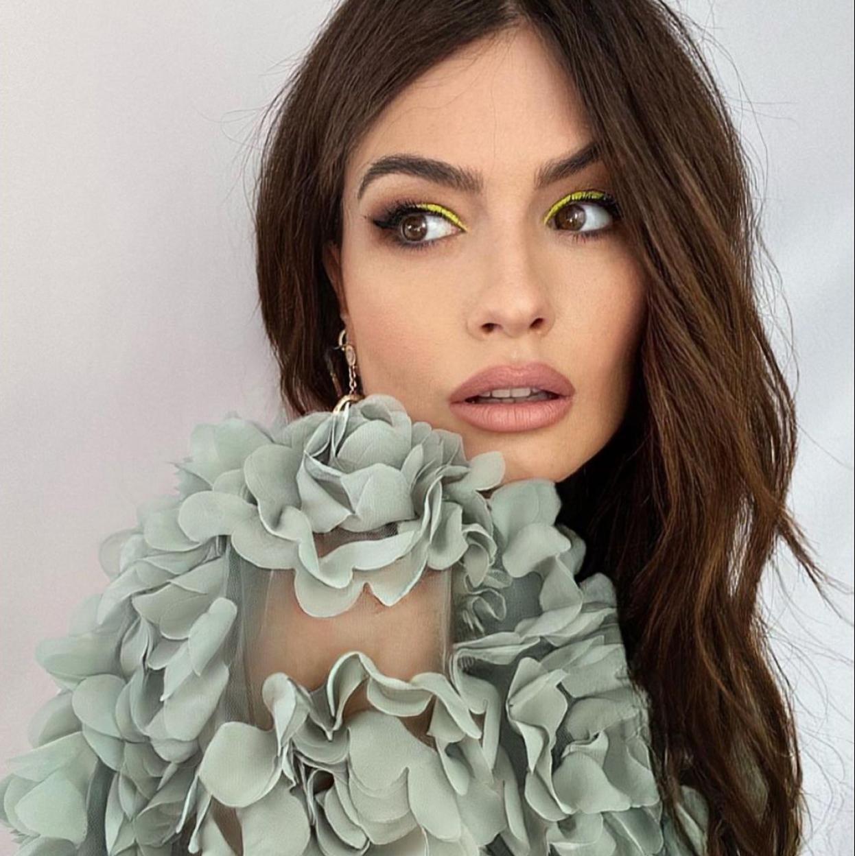 El eyeliner dorado ilumina la mirada y rejuvenece el rostro. 