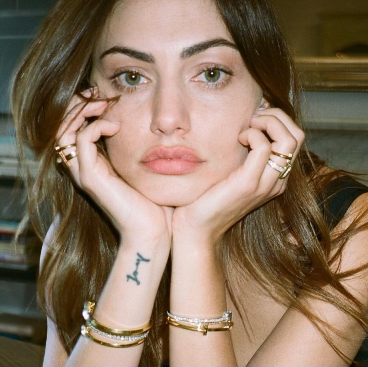 La actriz Phoebe Tonkin