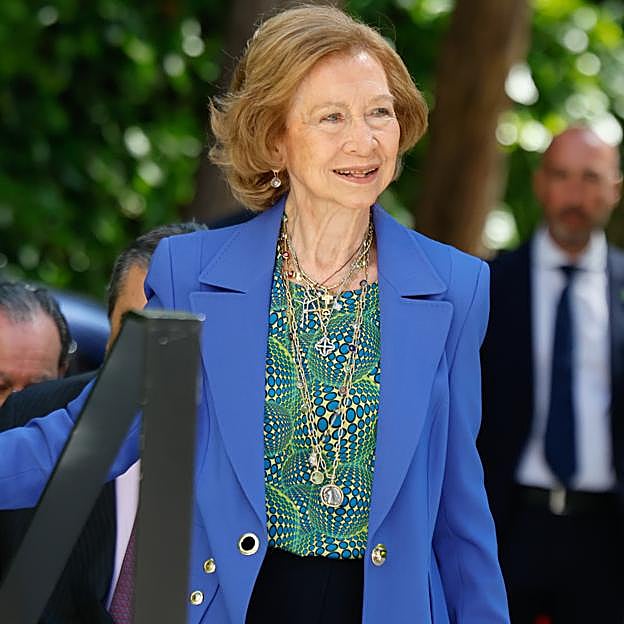 Sabemos dónde encontrar la copia low cost de la blazer azul de la reina Sofía, la prenda perfecta para elevar tus looks de primavera