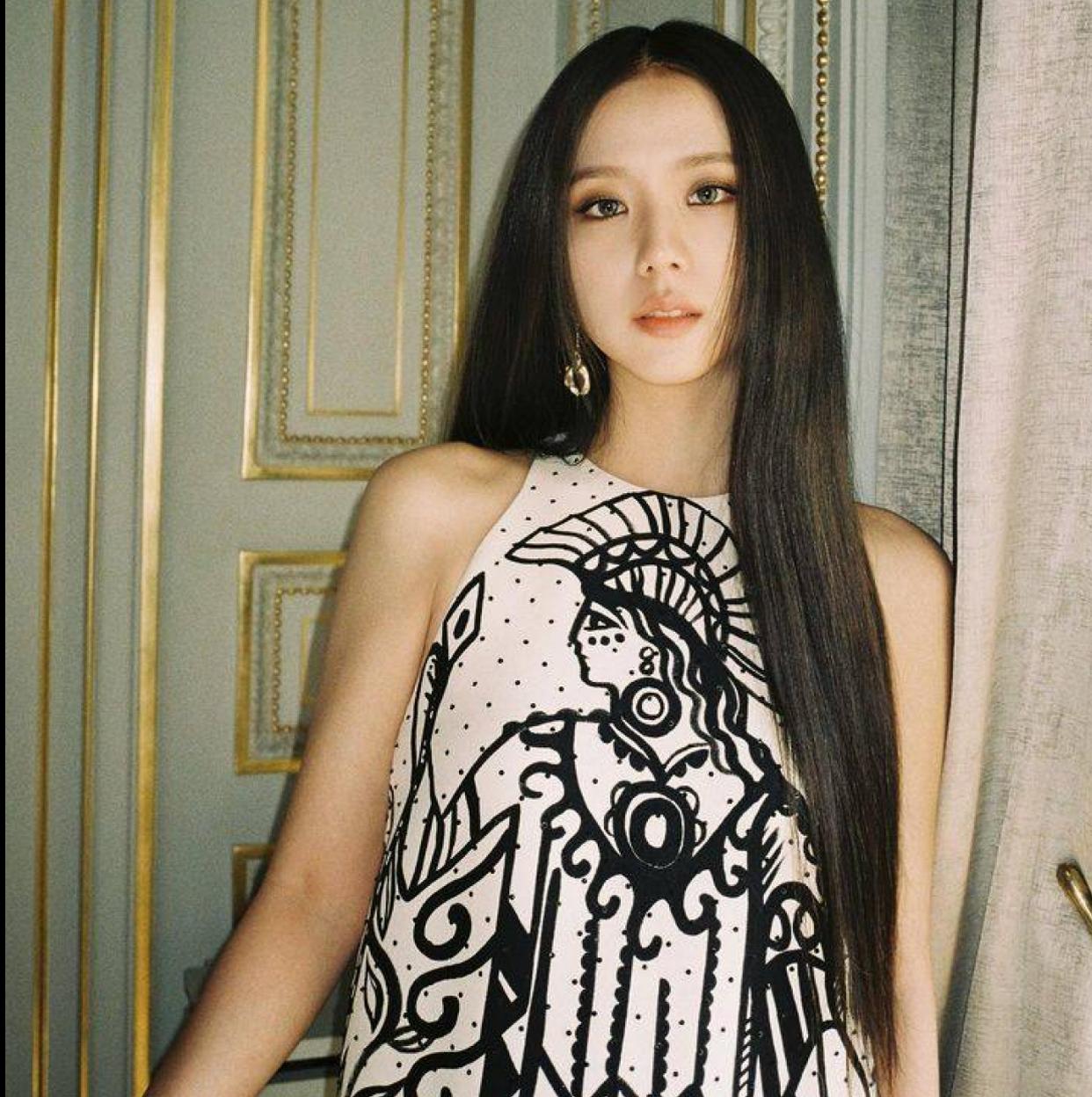 Cantante coreana con pelo liso sedoso