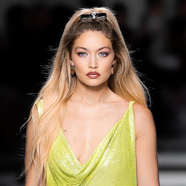 Gigi Hadid con un semirecogido.