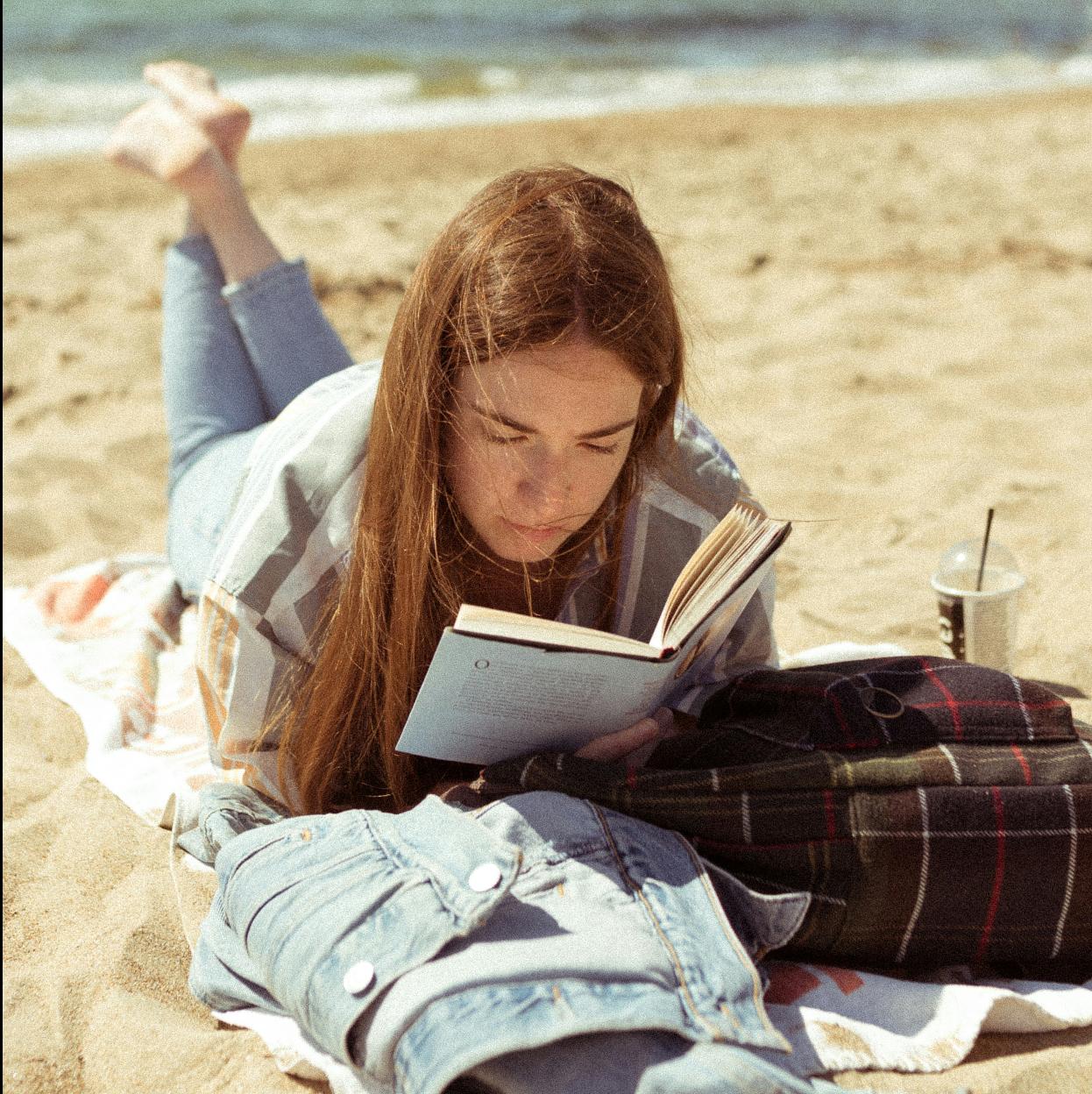 Con el buen tiempo, disfrutar de los libros que llegan a las librerías en junio es todo un placer.