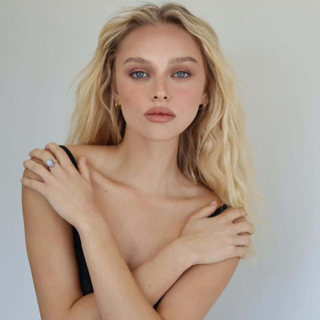 Hemos encontrado un corrector de ojeras que, además, trata la zona del contorno de los ojos. 