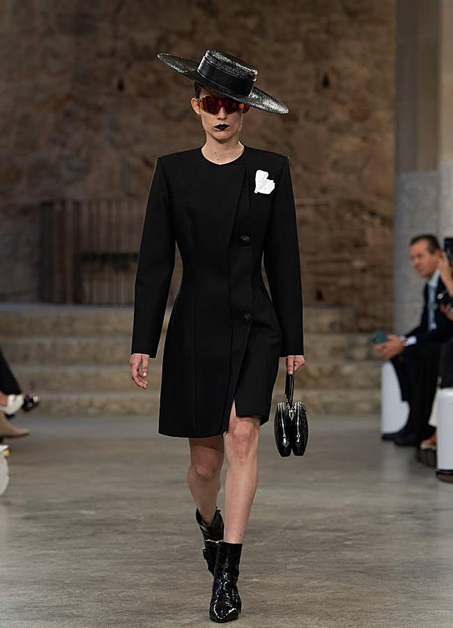 Imagen - Look del desfile Crucero 2025 de Louis Vuitton, celebrado en el parque Güell de Barcelona.