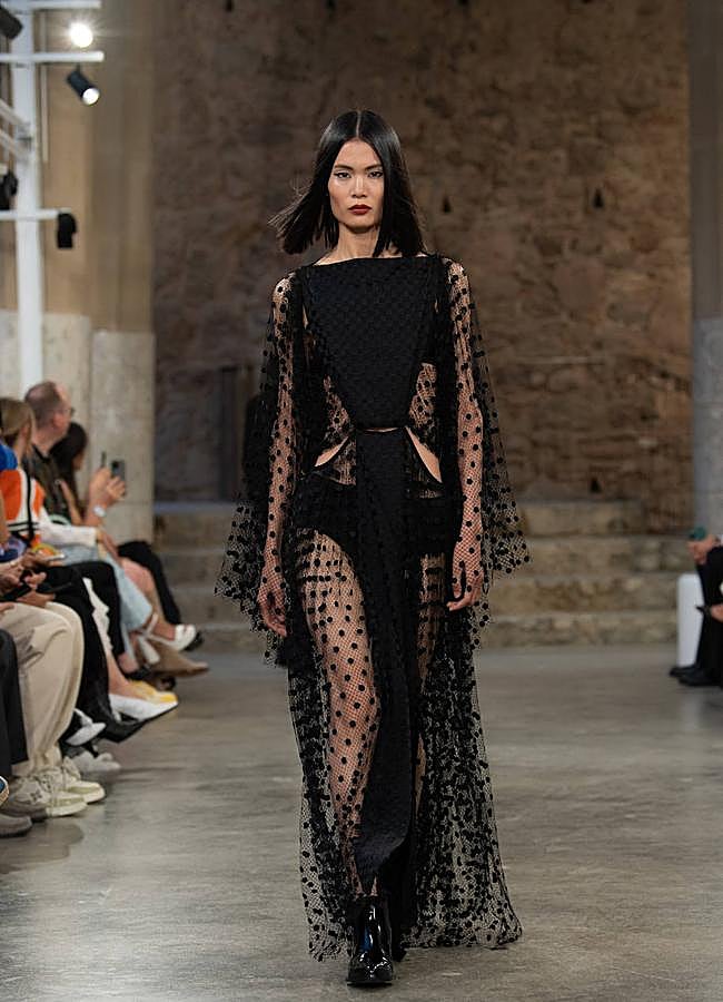 Imagen - Look del desfile Crucero 2025 de Louis Vuitton, celebrado en el parque Güell de Barcelona.