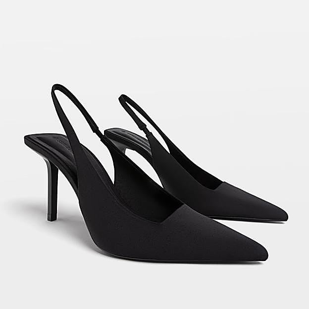 Zapatos destalonados de tacón alto en negro, 25,99 euros en Stradivarius. 