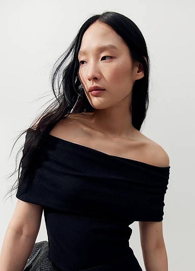 Imagen - Top negro elástico con escote bardot