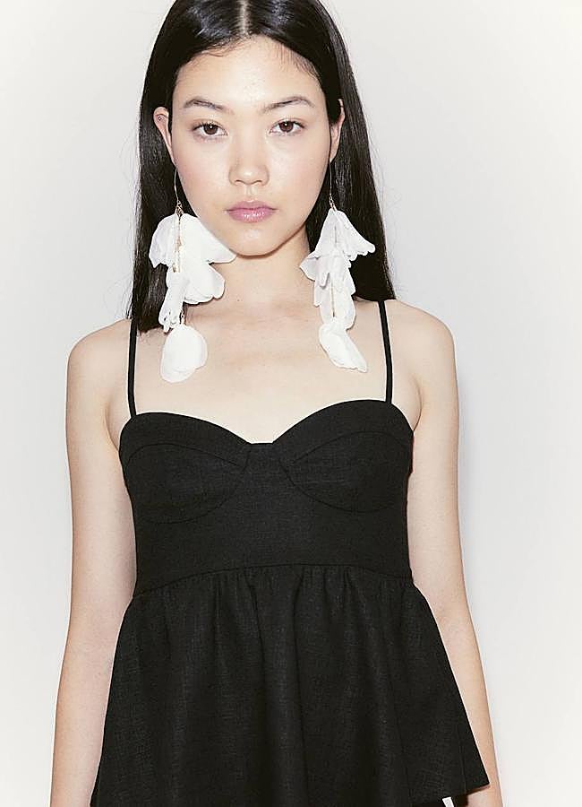 Imagen - Top negro con copas y volante en el bajo