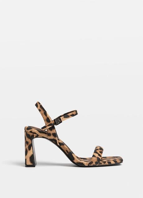 Imagen - Sandalias con estampado de leopardo de Stradivarius (25,99 euros)
