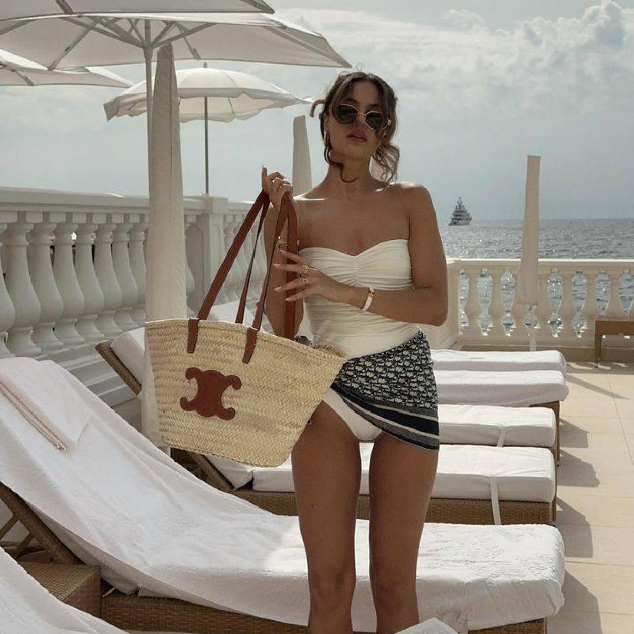 Influencer con piel bronceada radiante