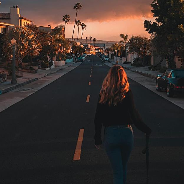 La caminata griega aumenta el gasto calórico debido a que también se incrementa la intensidad del ejercicio. 