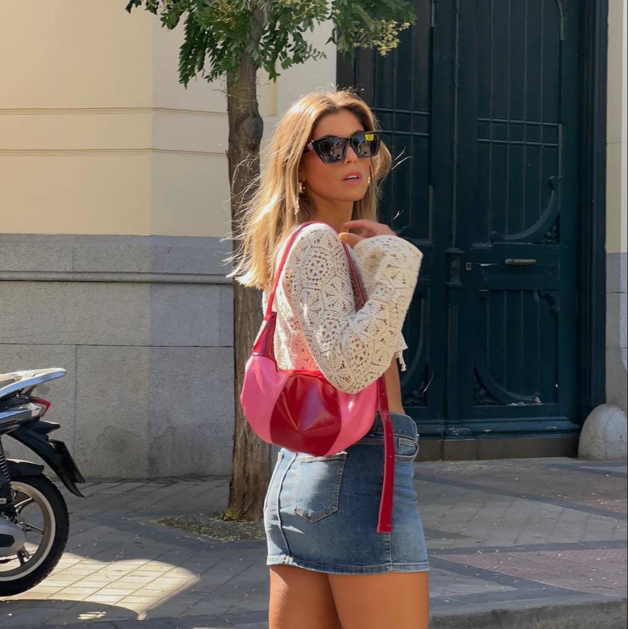 Influencer con cárdigan de crochet