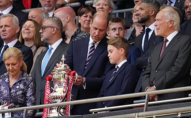 El príncipe George con su padre, en el partido de fútbol. 