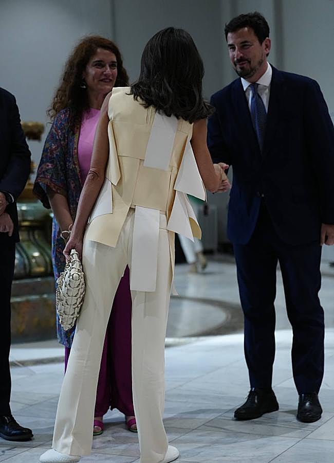 Imagen - El top de Adolfo Domínguez que ha llevado la reina Letizia por detrás. / LIMITED PICTURES