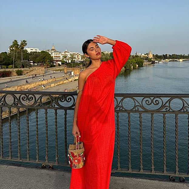 Necesitamos el vestido rojo de H&M más favorecedor de este verano, palabra de influencer