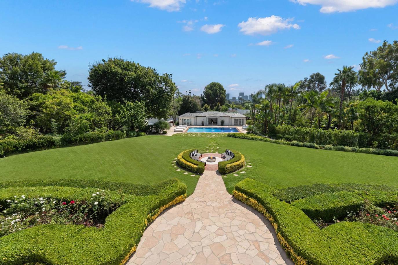 Vista exterior de la mansión.