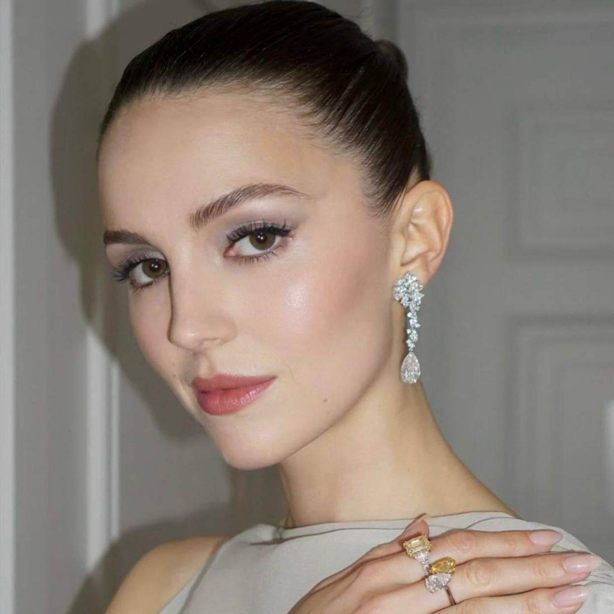 Ella Hunt con piel uniforme y luminosa sin manchas