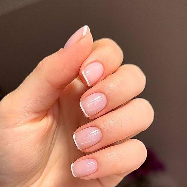 Micro french nails versión clásica