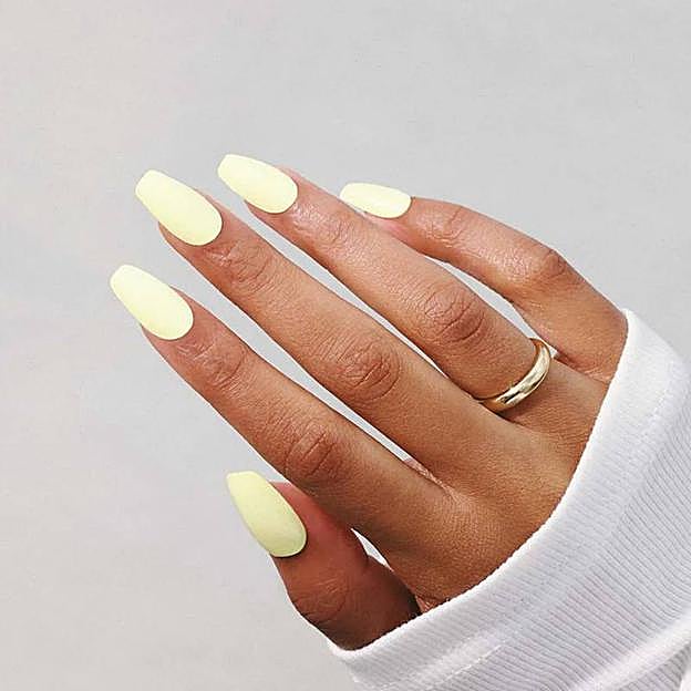 Uñas amarillo claro para morenas