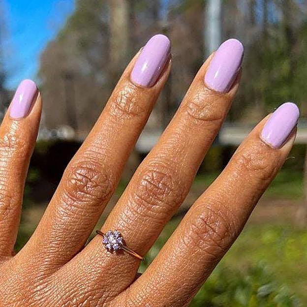Uñas en tonos pastel favorecedoras para piel morena