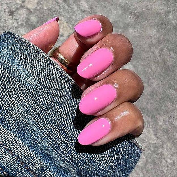 Manicura color rosa fucsia para morena