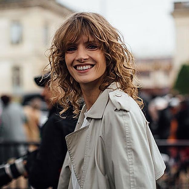 Acondicionadores ligeros que usan las chicas con el pelo rizado