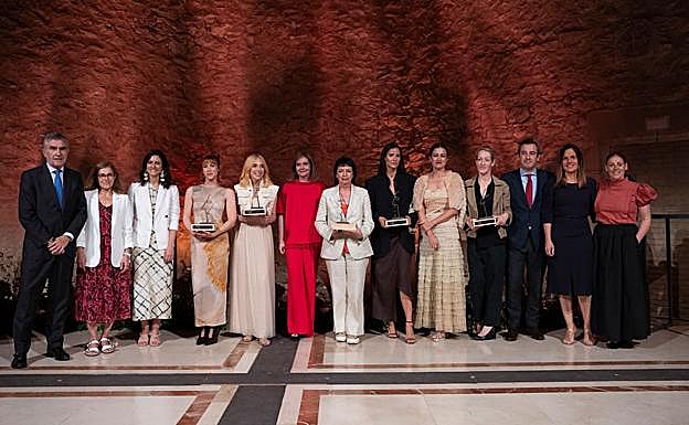 Foto de familia de los I Premios Barcelona Icónica. De izquierda a derecha: Iñaki Arechabaleta, CEO de Vocento y presidente de TESA; Carmen Fernández, directora de Talento Directivo y Cultura de Naturgy; la actriz Greta Fernández; la diseñadora Teresa Helbig; Lourdes Garzón, directora de Mujerhoy; la cocinera Fina Puigdevall; la empresaria y modelo Alex Rivière; Samary Fernández Feito, directora directora general del Área de Lujo, Estilo de Vida y Revistas de Vocento; la escritora Milena Busquets; Alfredo Jiménez-Millas, director general de Vocento.Medios; Reyes Embid, Marketing manager de Rowenta; y Verónica Lourido, directora comercial de Lifestyle de Vocento.Medios.