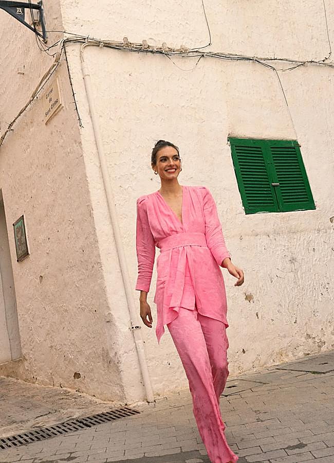 Imagen - Conjunto de chaqueta y pantalón en rosa de Mattui Collection.