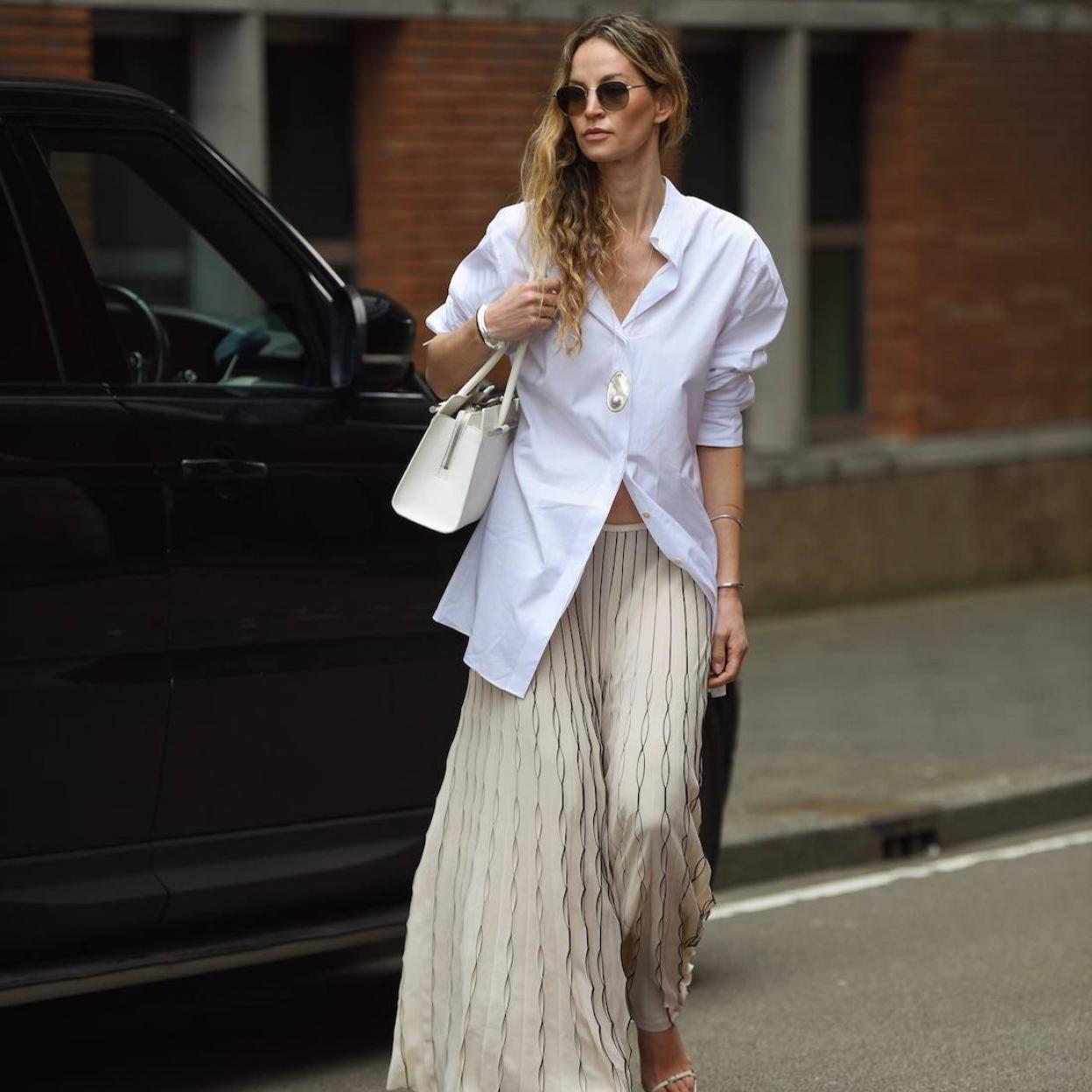 Influencer con falda elegante