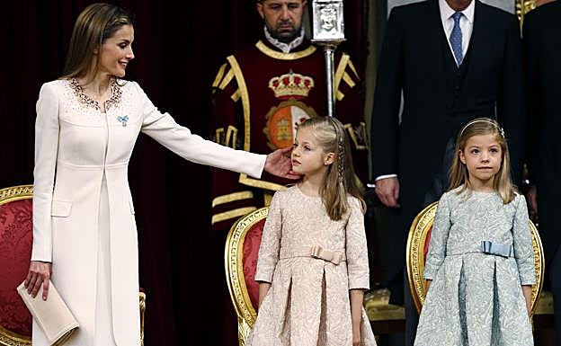 La princesa Leonor y la infanta Sofía junto a su madre, la reina Letizia en la proclamación de Felipe VI. 