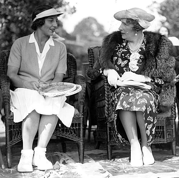 La reina Victoria Eugenia con una jugadora de tenis norteamericana.