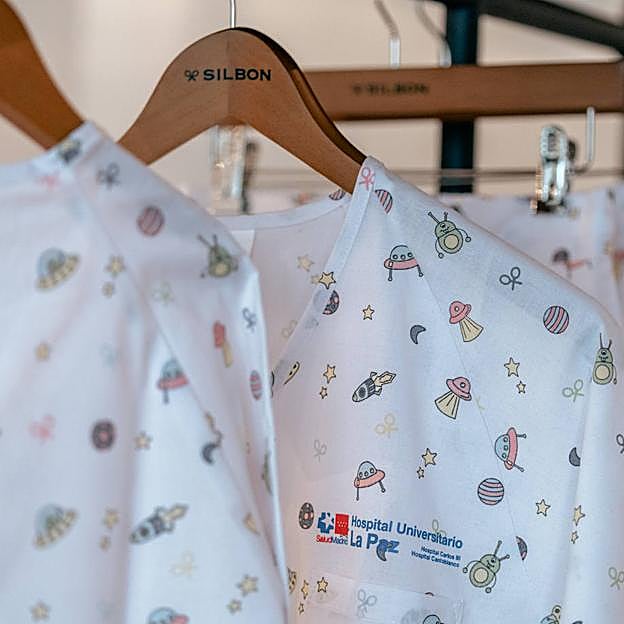 Imagen principal - Los nuevos pijamas de Silbon para los niños ingresados en la unidad pediátrica de La Paz.