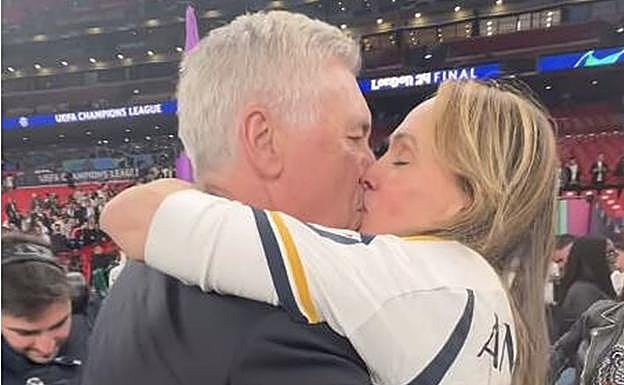 El beso entre Mariann Barrena y Carlo Ancelotti en la celebración como campeones de Europa. 
