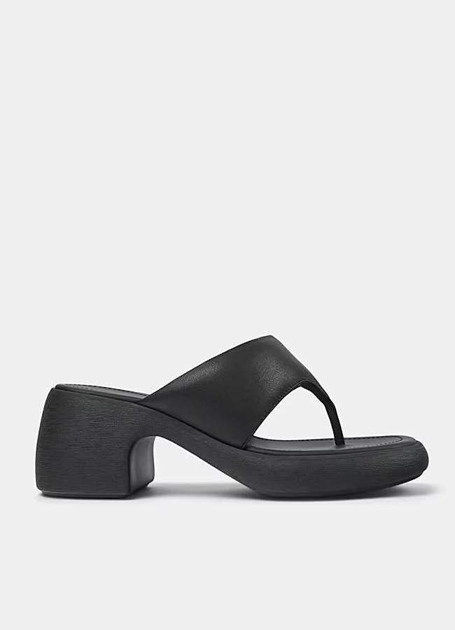 Imagen - Chanclas de dedo negras de Camper.