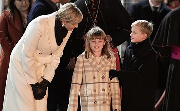 Charlène de Mónaco con sus hijos en la celebración deSanta Devota