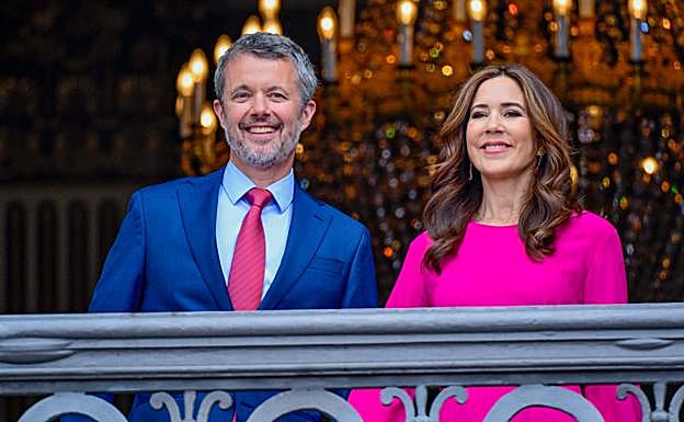 Mary de Dinamarca espectacular con un vestido rosa por el cumpleaños de su marido, el rey danés. 