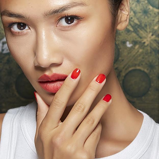 El pintauñas que aguanta 15 días sin lámpara: un esmalte efecto gel muy duradero