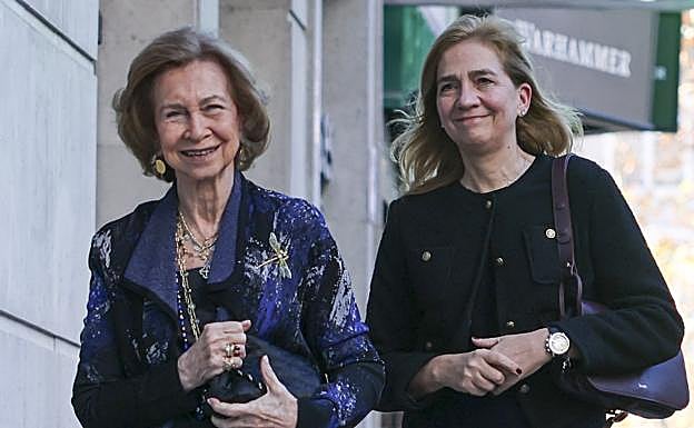 La reina Sofía junto a su hija, la infanta Cristina. 