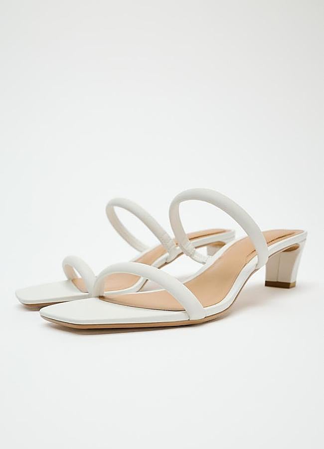 Imagen - Sandalias de tacón kitten en blanco de Zara (35,95 euros).