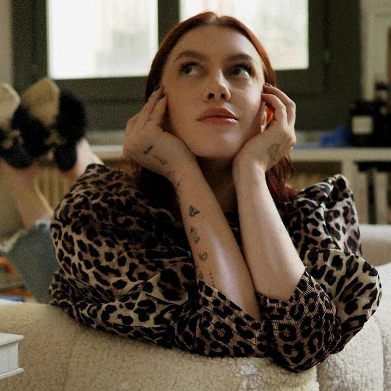 Influencer con tatuajes pequeñpss