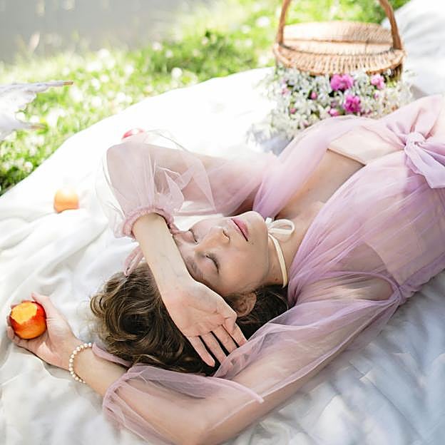 Mujer tumbada con una manzana