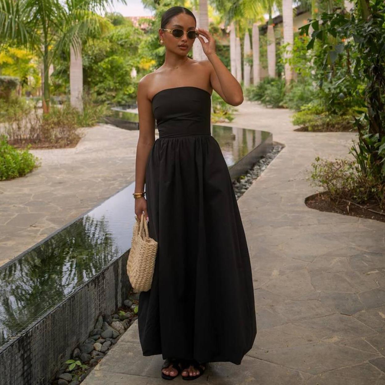 Influencer con vestido negro de verano