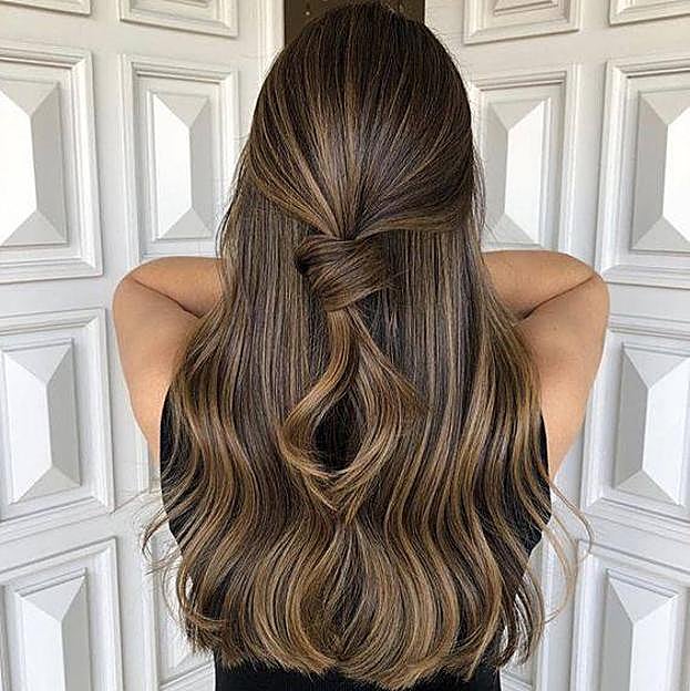 Mechas en rubio caramelo para morenas