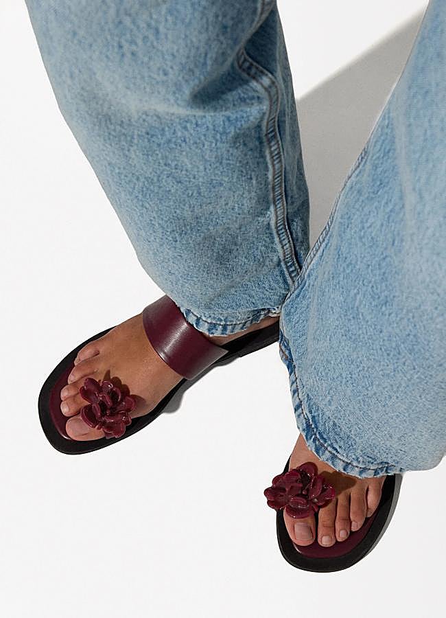 Imagen - Sandalia con detalle flor en burdeos de Parfois.