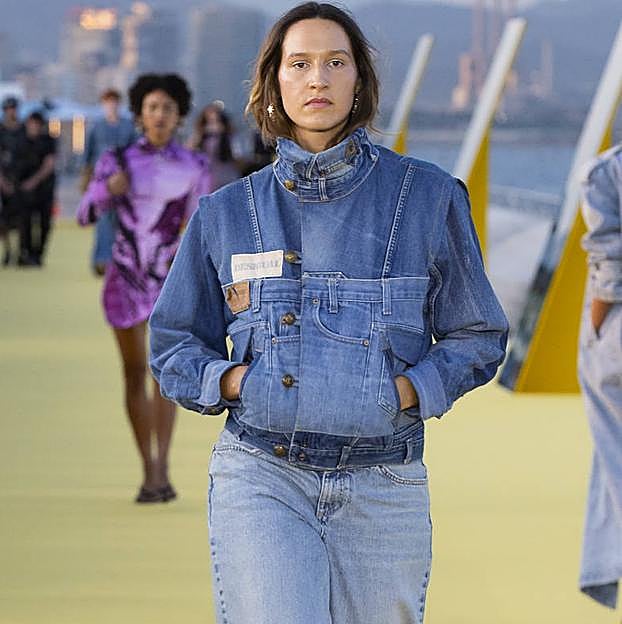 Imagen principal - Looks del desfile de Desigual en Barcelona.