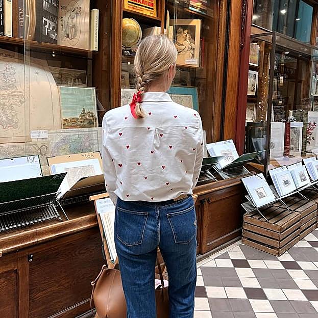 Camisas blancas con estampado que las francesas llevan en looks favorecedores para el buen tiempo