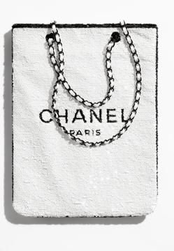 Imagen secundaria 2 - El shopping bag de Chanel en lentejuelas. Precio: 7.300 euros.