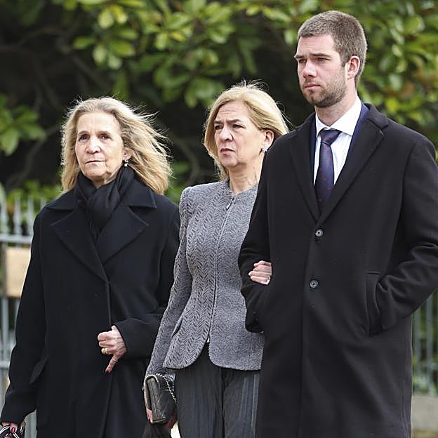 Las infantas Elena y Cristina, junto a Juan Valentin Urdangarin. 