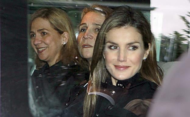Las infantas Elena y Cristina junto a doña Letizia. 